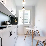 Apartman Stylish Comfort - 2br In Vibrant East