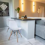 Stylish Comfort - 2br In Vibrant East Bukarest