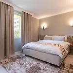 Stylish Comfort - 2br In Vibrant East Apartman
