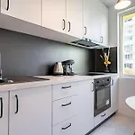 Stylish Comfort - 2br In Vibrant East Apartman *