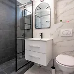 Stylish Comfort - 2br In Vibrant East Apartman Bukarest