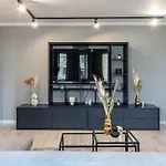 Stylish Comfort - 2br In Vibrant East Apartman *