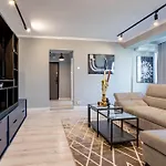 Stylish Comfort - 2br In Vibrant East *