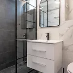 Stylish Comfort - 2br In Vibrant East Apartman *