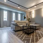 Stylish Comfort - 2br In Vibrant East Apartman Bukarest