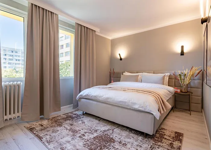 Stylish Comfort - 2br In Vibrant East Apartment