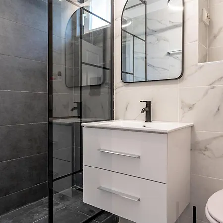 Stylish Comfort - 2br In Vibrant East Daire *