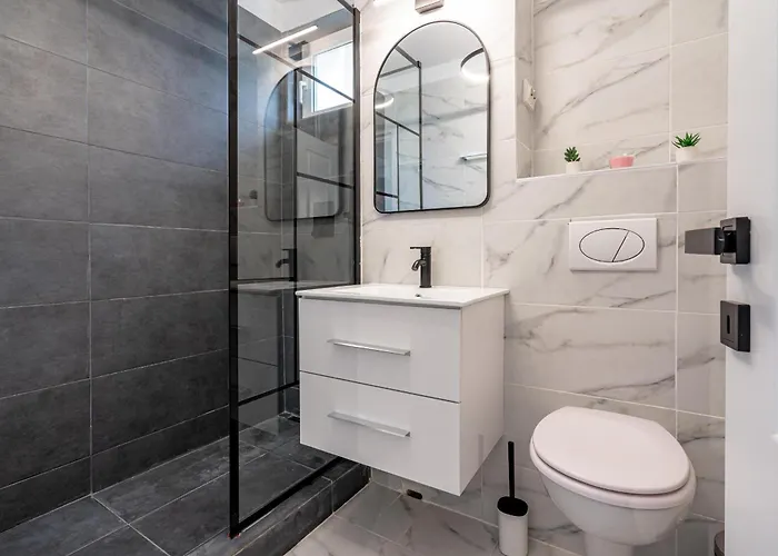 Stylish Comfort - 2br In Vibrant East Apartment Bucharest