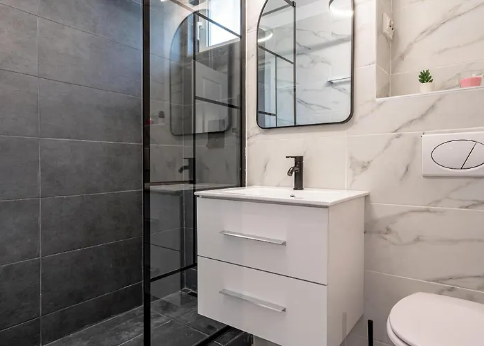 Stylish Comfort - 2br In Vibrant East Apartment *