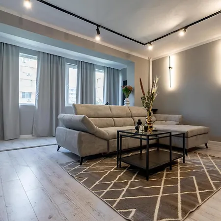 Stylish Comfort - 2br In Vibrant East Apartment Bucharest